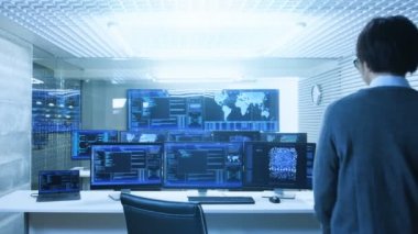Sistem Denetim veri merkezindeki teknisyen birden çok ekran Neural ağ ve veri madenciliği aktiviteleri ile çalışır. Işık ve tam monitörler Neural ağ çalışma ile üzerlerine odam.