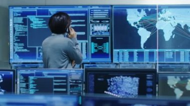 Sistem denetim yönetici görüşmeler telefon oda. Gözetim, sinir ağları, veri madenciliği, AI projeler çalışır bir yüksek teknoloji tesiste o.