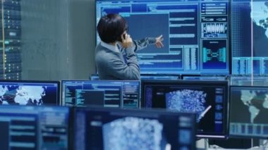 Sistem denetim yönetici görüşmeler Onun üstleri ile telefonda oda. Gözetim, sinir ağları, veri madenciliği, AI projeler çalışır bir yüksek teknoloji tesiste o.