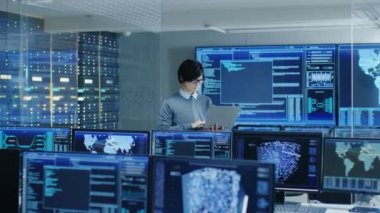 Sistem denetiminde teknisyen tutar oda ve birden çok ekran grafik ile bir dizüstü bilgisayar, arka planda çalışır. Tesis İnşaat yapay zeka, büyük veri madenciliği, Neural ağ, gözetim projesi.