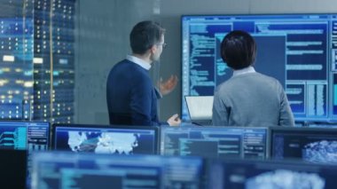 Bu sistem denetim Oda sorumlusu ve proje mühendisi tartışma var grafik ile birden çok monitör tarafından sarıldı. Bir veri merkezi veri madenciliği üzerinde çalıştıkları AI ve sinirsel ağ.