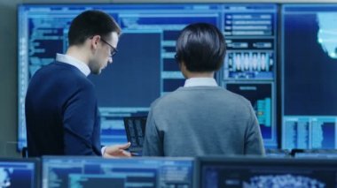 Bu sistem denetim Oda sorumlusu ve proje mühendisi tartışma var grafik ile birden çok monitör tarafından sarıldı. Bir veri merkezi veri madenciliği üzerinde çalıştıkları AI ve sinirsel ağ.
