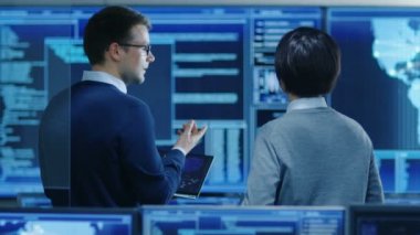 Bu sistem denetim Oda sorumlusu ve proje mühendisi var tartışma Holding Laptop süre grafik ile birden çok monitör tarafından sarıldı. Bir veri merkezi veri madenciliği üzerinde çalıştıkları AI ve sinirsel ağ.