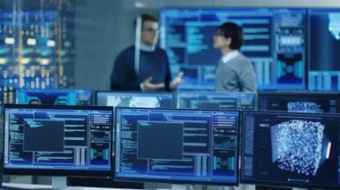 Veri merkezi sistem denetim Oda monitörler göstermek iş yapılır Neural ağ, AI entegrasyon ve veri madenciliği üzerinde. Arka plan iki uzman konuşuyor.