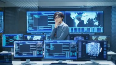 Sistem kontrol odasında akıllı mühendis döner ve jest düşünüyorum yapar. Birden çok monitörü grafik ile yüksek teknoloji imkanı olup.