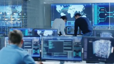 İçinde belgili tanımlık sistem denetim Oda projeyi yönetmek ve bu mühendis var tartışma, grafik ile birden çok monitör tarafından sarıldı. Büyük monitör etkileşimli lojistik harita gösterir.