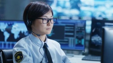 Network Operasyon Merkezi üst düzey Trader genç yapar kişisel istemci çağrısı bir kulaklık ile ilişkilendirmek öğretir. Veri ve grafikler gösteren monitörler tarafından sarıldı.