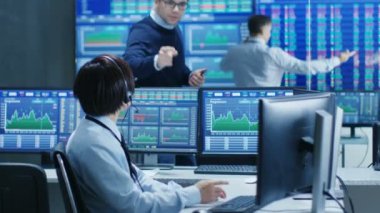 Ağ işlemlerinde üst düzey Trader onların işleci bir kulaklık ile kim yapar arama için stok numaraları belirler. Arka plan tüccarlar monitörde gösterilen veriler tartışmak.