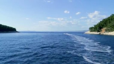 Bir güzel Körfezi ve mavi deniz suları ve tropikal adalar içinde belgili tanımlık geçmiş Kayak kişi Jet kadeh havadan görünümü