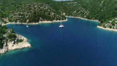 Yeşil kayalık Adası kıyısına yakın bir güzel Azure Bay büyük Katamaran Yelkenli Yat kadeh hava Köprü bağlantılı.