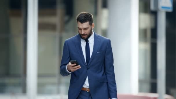 Framgångsrik Verksamhet Man Använder Smartphone Medan Promenader Big City Business — Stockvideo