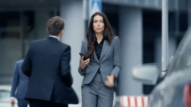 Business Woman Tailored Suit Walking Busy Big City Street Business — Vídeo de stock