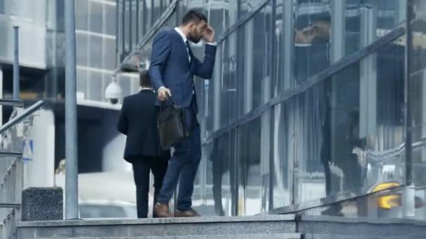 Elegante Hombre Negocios Comprueba Cabello Ventana Cristal Rascacielos Camina Felizmente — Vídeos de Stock