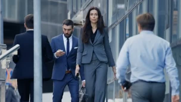 Mannelijke Vrouwelijke Business Wandelende Mensen Drukke Straat Voor Grote Stad — Stockvideo