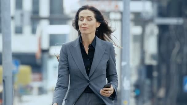 Medium Shot Business Woman Tailored Suit Walking Busy Big City — Vídeos de Stock