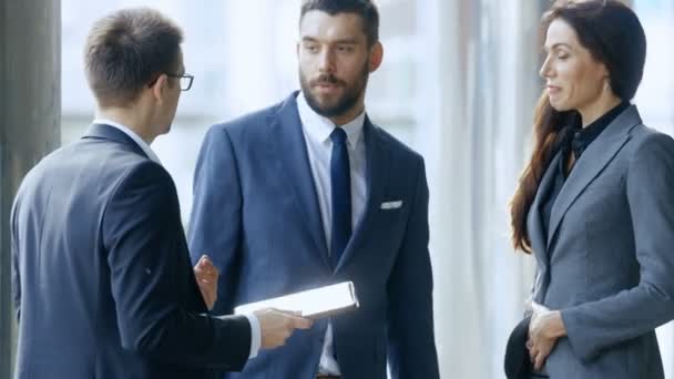 Masculino Feminino Negócios Pessoas Usam Tablet Computer Discutem Ideias Investimento — Vídeo de Stock