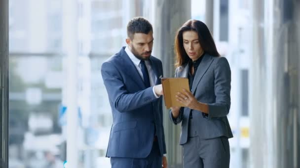 Mannelijke Vrouwelijke Business Mensen Gebruik Tabletcomputer Investment Ideeën Bespreken Terwijl — Stockvideo