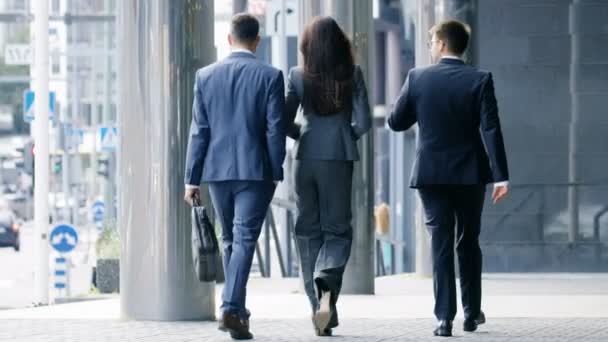 Vista Trasera Tres Personas Negocios Caminando Distrito Central Negocios — Vídeo de stock