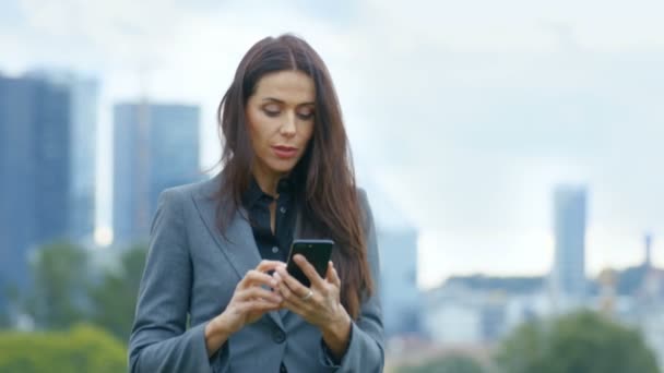 Plan Moyen Femme Affaires Confiante Vérifie Son Smartphone Elle Tient — Video