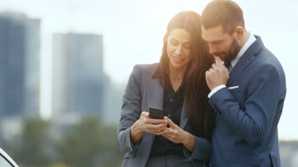 Obchodník Obchodních Žena Používání Smartphone Sdílet Jej Velké Město Mrakodrapy — Stock video