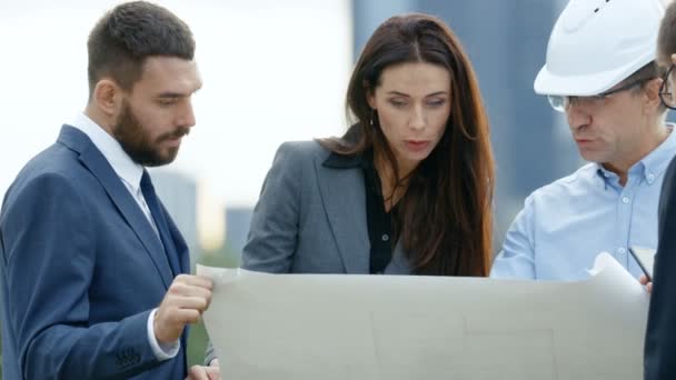 Equipe Investidores Desenvolvedores Engenheiros Discutem Futuro Grande Projeto Imobiliário Com — Vídeo de Stock