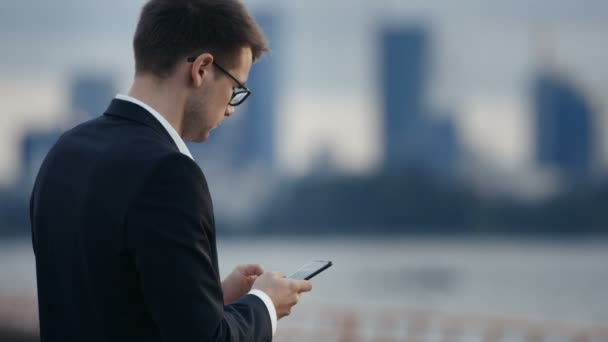 Junger Geschäftsmann Nutzt Smartphone Während Auf Der Straße Mit Blick — Stockvideo