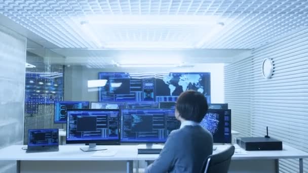 Nella Sala Monitoraggio Del Controllo Sistema Operatore Lavora Con Display — Video Stock