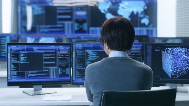Kontrollrummet System Fungerar Teknisk Operatör Sin Arbetsplats Med Flera Bildskärmar — Stockvideo
