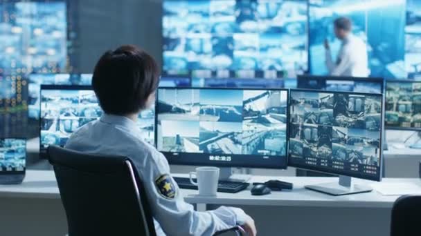Controlekamer Security Officer Houdt Toezicht Meerdere Schermen Voor Verdachte Activiteiten — Stockvideo