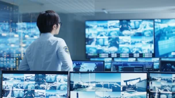 Controlekamer Security Officer Houdt Toezicht Meerdere Schermen Voor Verdachte Activiteiten — Stockvideo