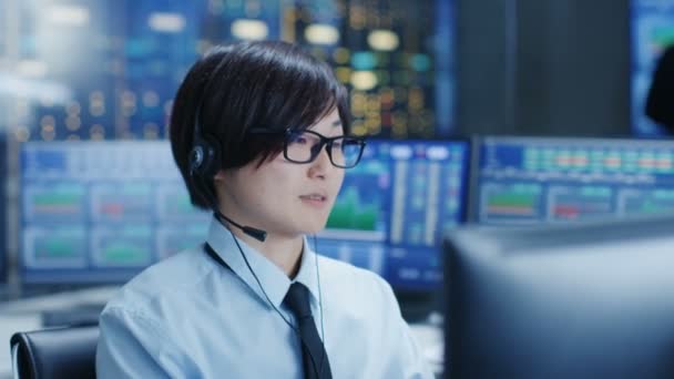 Nel Network Operations Center Trader Effettua Chiamate Personali Dei Clienti — Video Stock