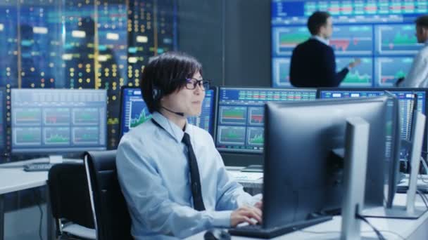 Nel Network Operations Center Trader Effettua Chiamate Personali Dei Clienti — Video Stock