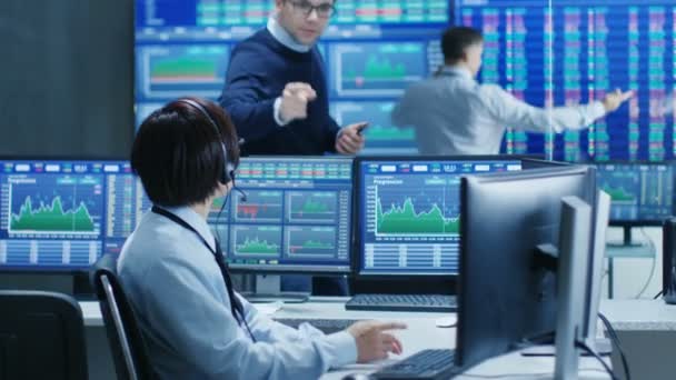 Netværket Operations Senior Trader Dikterer Stock Numbers Til Deres Operatør – Stock-video