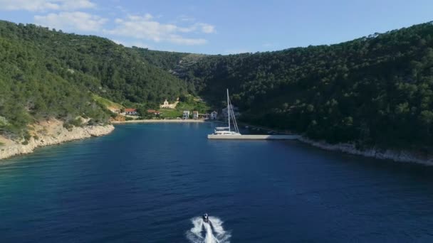 Tiro Aéreo Jet Ski Entrando Pequena Pitoresca Baía Costeira Paisagem — Vídeo de Stock