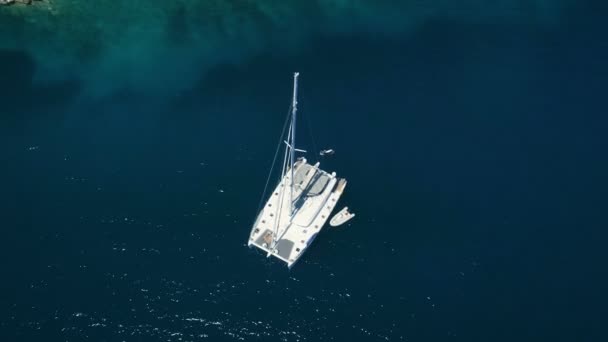 Aerial Top Shot Big White Sailing Yacht Anclado Una Bahía — Vídeo de stock
