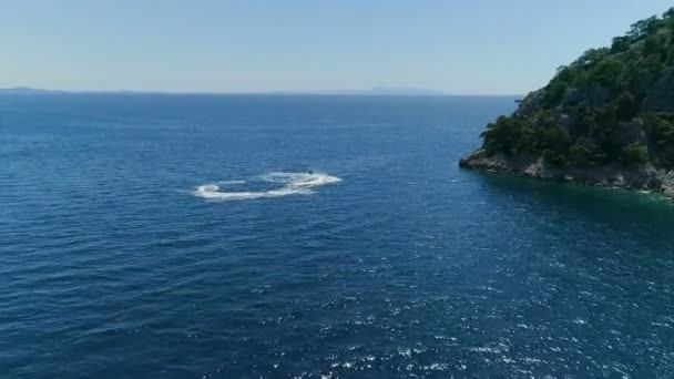 在一个美丽的海湾和蓝色的海水和热带岛屿的背景下的极值喷气滑雪鸟瞰图 — 图库视频影像