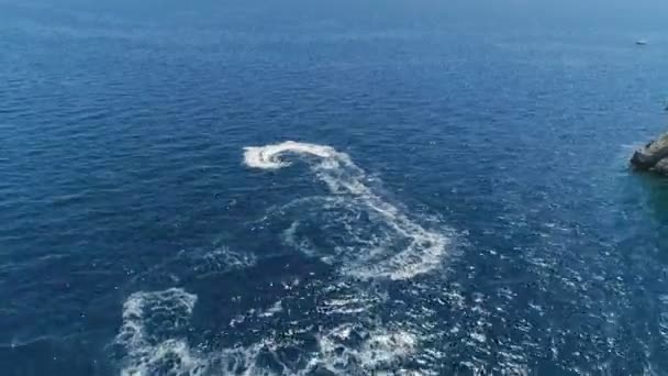 Luchtfoto Schot Van Uiterste Jetskiën Oceaan Blauw Mooie Zon Flikkert — Stockvideo