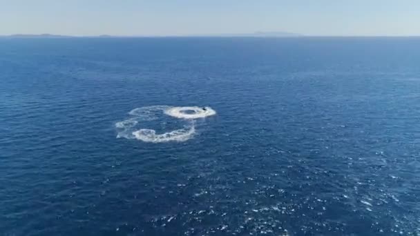 Légifelvételek Szemcsésedik Ból Egy Személy Jetski Körök Egy Gyönyörű Öbölben — Stock videók