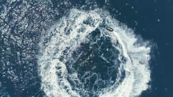 Снимок Лица Катающегося Гидроцикле Кругу Голубые Океанические Воды Солнце Огне — стоковое видео