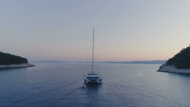 Klidné Letecký Snímek Jachtu Plachtění Katamarán Lovím Krásné Zátoce Večerní — Stock video