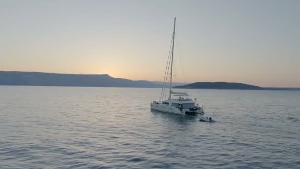 Aerial Shot Sailing Yacht Sailes Moving Calm Sea Hermosa Costa — Vídeo de stock