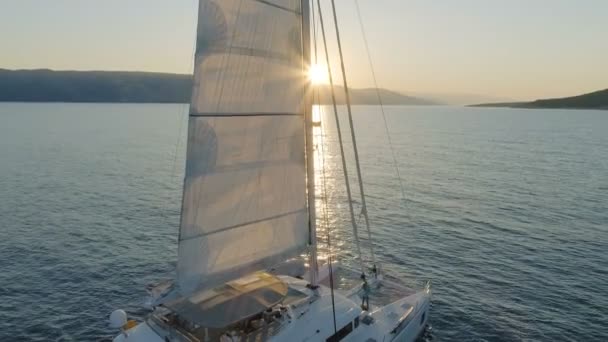 Tiro Aéreo Iate Catamarã Vela Com Vela Levantada Viajando Através — Vídeo de Stock