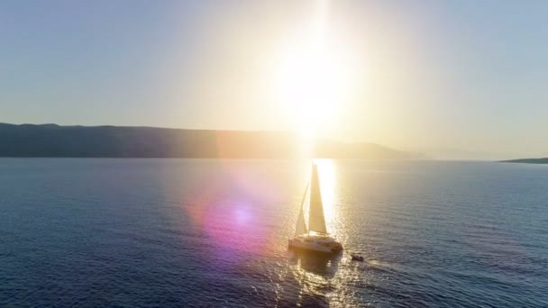 Longo Tiro Aéreo Iate Catamarã Vela Com Velas Levantadas Viajando — Vídeo de Stock