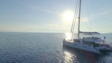 Beyaz yelkenli katamaran tekne ve Jet Ski tarafından sürüş hava görünümünü. Sakin ayna gibi deniz ve güzel bir gün güzel hava.