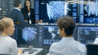 Neural ağ ve onun iş istasyonunda çalışan mühendis öğrenme makine. Çok etnik gruptan oluşan uzman iş ofiste. Birden çok ekran gösterir Neural ağ..