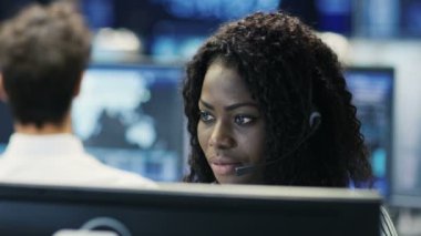 Erkek müşteri hizmetleri temsilcisi cevap müşterinin sorular bir kulaklık. O büyük bir teknoloji şirketi için çalışıyor. Show görüntüler yararlı bilgiler Office uzmanları, çok etnik gruptan oluşan ekibe sahiptir.