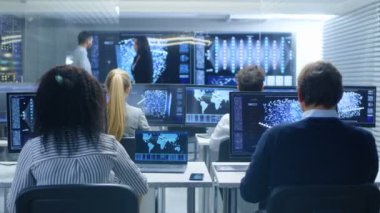 Çok etnik gruptan oluşan grup araştırma mühendis, Neural ağ mimarlar, Programmists öğrenme, sinirsel bir makinede çalışan ağ projesi oluşturma. Neural ağ modeli çalışan office görüntüler Show.