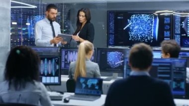 Baş bölümü ve Proje Yöneticisi iş süreci Tablet bilgisayarda veri kullanarak tartışın. Çok etnik gruptan oluşan ekibi ile entegre makine öğrenimi Neural ağ oluşturur.