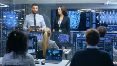 Bölümü ve Proje Yöneticisi tartışmak iş işlemi kullanarak verileri bir Tablet Computer.Multi-etnik takım mühendisleri çalışma, onların Workstation.Displays göstermek çalışma modeli, Neural ağ üzerinde Başkanı