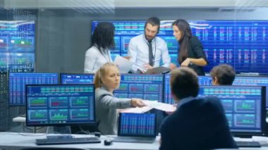 Tüccarlar çok etnik gruptan oluşan ekibimiz başarılı gün Borsa ofiste var. Bayiler ve Broker satın almak ve satmak hisse senetleri piyasasında, onlar kutlayın karlı hareket. Monitörler ilgili Infographics, veri ve sayıların görüntüsünü.